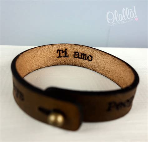 bracciale cuoio con scritta personalizzata|Braccialetto di Cuoio Personalizzato con la Vostra Frase Incisa.